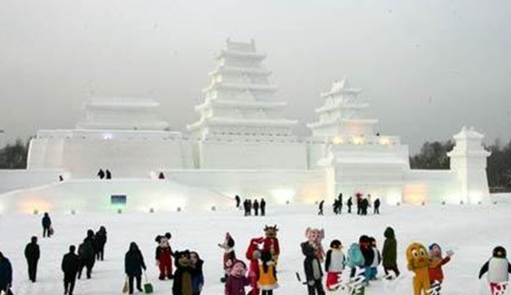 
內(nèi)部景點介紹
進入度假區(qū)后,左側(cè)分別有大青山滑雪場,交通山莊雪場,好漢泊雪場,國家體委雪場,右側(cè)是非常聞名的風(fēng)車山莊。從頭開始,大青山雪場,是一個初級雪道,坡度小,有2條雪道,為拖牽牽引,這里比較適合剛剛接觸滑雪的朋友,一旦穿上雪板,就會覺得這里不過癮了。接下來是交通山莊,交通山莊的賓館為三星級標(biāo)準(zhǔn),賓館后就是條初級雪道,坡度跟大青山相當(dāng),長度約為400米左右。 好漢泊雪場,是個面臨好漢泊的雪道,為初級雪道,也是適合初學(xué)的朋友,具備滑雪教練。國家體委滑雪場,這個雪場是中國國家的,也是南極科考人員訓(xùn)練,國家運動員訓(xùn)練的地方。風(fēng)車山莊,風(fēng)車山莊在國內(nèi)外是比較有名氣的,它具有風(fēng)車網(wǎng)站滑雪場,雅士奇初級雪場,三鍋盔初級雪場,三鍋盔中高級雪道。 風(fēng)車網(wǎng)陣雪道也是一條面向初級的雪道,但無論論坡度,長度,以及彎度,都很不錯,上山的時候乘坐索道或者拖牽,這里有108座風(fēng)車矩陣組成,山鍋盔山上有一條初級雪道,上山的時候,要乘坐索道纜車上山,山頂?shù)某跫壯┑酪彩峭蠣繝恳摹纳巾數(shù)缴侥_下,分別有幾條不同級別的雪道,最著名的是6號雪道,有幸福大道之稱。山頂有雪具店,餐廳,為飲食帶來了方便。下滑的雪道有11號,9號等雪道。
![